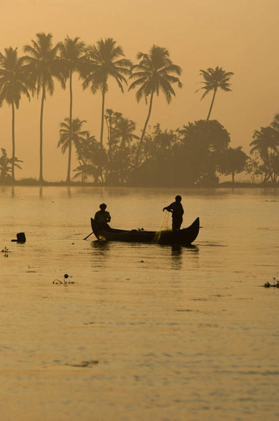 手,两个人,伙伴,朋友,站,坐,竖图,室外,白天,正面,度假,友谊,合作,团队,河流,美景,日落,水,植物,雾,城市风光,城市,船,印度,亚洲,握,阴影,波纹,服装,朦胧,模糊,光线,影子,河水,景观,水流,晚霞,霞光,落日,木船,涟漪,拿,拿着,注视,休闲装,娱乐,树,树木,衣服,绿色,倒影,水纹,阳光,自然,黄昏,交通工具,波浪,观察,看,站着,享受,休闲,手部,休闲服,景色,彩霞,放松,战略,握着,服饰,生长,渔网,成长,观看,渔具,迷雾,察看,倒映,舟,关注,抓捕,载具,南亚,捕捞,鱼网,喀拉拉邦,拉网,捕捞工具,印度共和国,水晕,联合,合谋,夕照,反照,配合,协作,男人,男性,年轻男性,年轻女性,女人,女性,亚洲人,印度人,大雾,夕阳,站立,坐着,半身,彩图,斜阳
