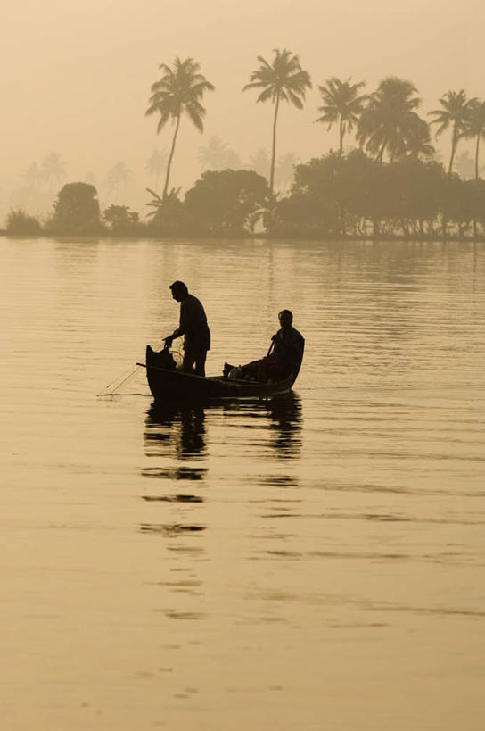 手,两个人,伙伴,朋友,站,坐,竖图,室外,白天,正面,度假,友谊,合作,团队,河流,美景,日落,水,植物,雾,城市风光,城市,船,印度,亚洲,握,阴影,波纹,服装,朦胧,模糊,光线,影子,河水,景观,水流,晚霞,霞光,落日,木船,涟漪,拿,拿着,注视,休闲装,娱乐,树,树木,衣服,绿色,倒影,水纹,阳光,自然,黄昏,交通工具,波浪,观察,看,站着,享受,休闲,手部,休闲服,景色,彩霞,放松,战略,握着,服饰,生长,渔网,成长,观看,渔具,迷雾,察看,倒映,舟,关注,抓捕,载具,南亚,捕捞,鱼网,喀拉拉邦,拉网,捕捞工具,印度共和国,水晕,联合,合谋,夕照,反照,配合,协作,男人,男性,年轻男性,亚洲人,印度人,大雾,夕阳,站立,坐着,半身,彩图,斜阳