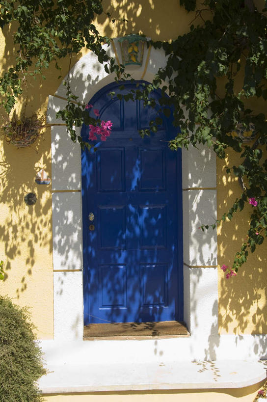 无人,家,竖图,室外,白天,正面,度假,美景,植物,门,城市风光,城市,叶子,希腊,欧洲,阴影,盛开,透明,光线,影子,房屋,墙,屋子,景观,绿叶,花蕾,娱乐,楼房,墙壁,墙面,住宅,花,花瓣,花朵,鲜花,树,树木,蓝色,绿色,阳光,自然,门框,花苞,花蕊,享受,休闲,嫩叶,景色,放松,生长,成长,希腊共和国,理智,沉静,冷色,高深,冷淡,阿索斯,叶,叶片,彩图,房子