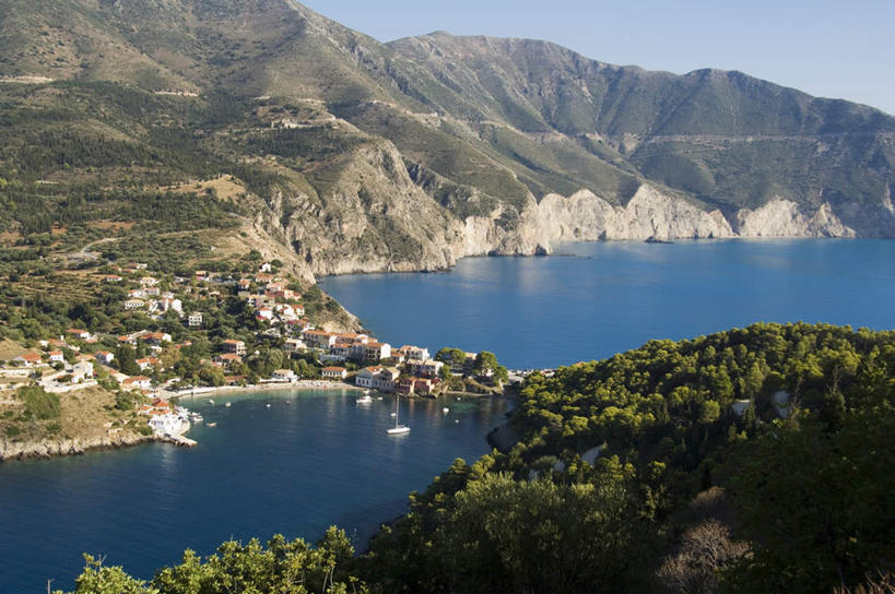 无人,家,横图,俯视,航拍,室外,白天,旅游,度假,草地,草坪,海浪,海洋,美景,山,山脉,植物,船,希腊,欧洲,阴影,光线,影子,房屋,屋子,景观,浪花,山峰,游艇,山峦,娱乐,楼房,住宅,草,树,树木,蓝色,绿色,蓝天,天空,阳光,自然,海水,交通工具,群山,天,享受,休闲,景色,放松,生长,晴朗,成长,鸟瞰,自然风光,载具,海景,希腊共和国,万里无云,阿索斯,大海,风浪,海,海水的波动,近岸浪,涌浪,晴空,晴空万里,彩图,高角度拍摄,房子