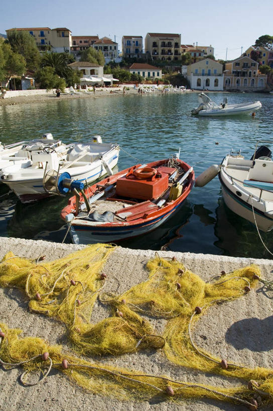 无人,家,竖图,室外,白天,正面,旅游,度假,海浪,海洋,美景,山,山脉,树林,植物,船,希腊,欧洲,阴影,光线,影子,房屋,屋子,景观,浪花,山峰,游艇,山峦,娱乐,楼房,住宅,树,树木,蓝色,绿色,蓝天,天空,阳光,自然,海水,交通工具,群山,天,享受,休闲,景色,放松,生长,渔网,晴朗,成长,渔具,抓捕,自然风光,载具,捕捞,鱼网,海景,希腊共和国,万里无云,拉网,捕捞工具,阿索斯,大海,风浪,海,海水的波动,近岸浪,涌浪,晴空,晴空万里,彩图,房子