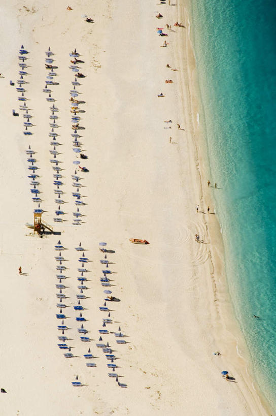 西方人,站,走,竖图,俯视,航拍,室外,白天,旅游,度假,海浪,海洋,美景,沙滩,椅子,希腊,欧洲,欧洲人,一排,阴影,服装,整齐,并列,并排,光线,沙子,影子,躺椅,海岸,景观,浪花,沙地,许多人,注视,休闲装,娱乐,排列,衣服,阳光,自然,海水,观察,看,站着,一群人,享受,休闲,休闲服,景色,放松,服饰,观看,沙滩椅,察看,鸟瞰,队列,关注,自然风光,平行,海景,希腊共和国,阿索斯,男人,男性,年轻男性,年轻女性,女人,女性,白种人,大海,风浪,海,海水的波动,海滩,近岸浪,涌浪,步行,散步,站立,走路,彩图,高角度拍摄,全身