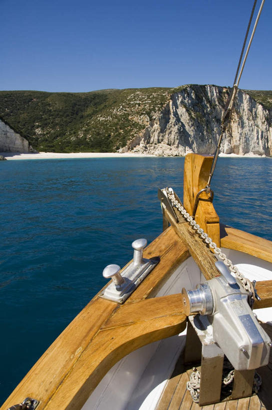 无人,竖图,室外,白天,正面,旅游,度假,草地,海浪,海洋,石头,美景,山,山脉,植物,船,希腊,欧洲,阴影,光线,石子,影子,景观,浪花,山峰,游艇,山峦,娱乐,草,蓝色,绿色,蓝天,天空,阳光,自然,海水,交通工具,群山,天,享受,休闲,景色,放松,晴朗,自然风光,载具,海景,沉积岩,希腊共和国,万里无云,水成岩,阿索斯,大海,风浪,海,海水的波动,近岸浪,石块,岩石,涌浪,晴空,晴空万里,彩图