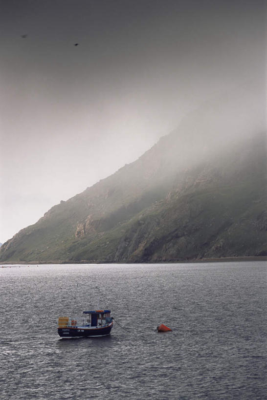 无人,竖图,室外,白天,正面,旅游,度假,海浪,海洋,美景,山,山脉,船,英国,欧洲,一艘,景观,浪花,山峰,乌云,云,阴天,云朵,木船,山峦,云彩,娱乐,苏格兰,天空,自然,海水,交通工具,群山,天,享受,休闲,景色,放松,舟,昏暗,阴沉,西欧,自然风光,载具,大不列颠,海景,大不列颠及北爱尔兰联合王国,大不列颠联合王国,日不落英帝国,苏格兰王国,大海,风浪,海,海水的波动,近岸浪,涌浪,彩图