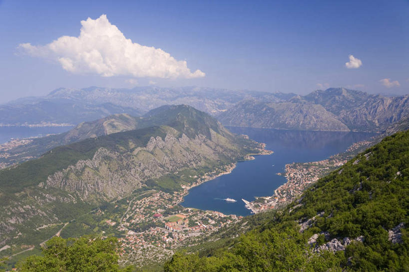 无人,家,横图,俯视,室外,白天,旅游,度假,海浪,海洋,石头,美景,山,山脉,树林,植物,欧洲,阴影,光线,石子,影子,房屋,屋子,景观,浪花,山顶,山峰,云,云朵,山峦,云彩,娱乐,楼房,住宅,树,树木,蓝色,绿色,白云,蓝天,天空,阳光,自然,海水,群山,天,享受,休闲,景色,放松,生长,晴朗,成长,自然风光,海景,东欧,颠峰,极峰,塞尔维亚,塞尔维亚共和国,大海,风浪,海,海水的波动,近岸浪,石块,岩石,涌浪,晴空,彩图,高角度拍摄,房子