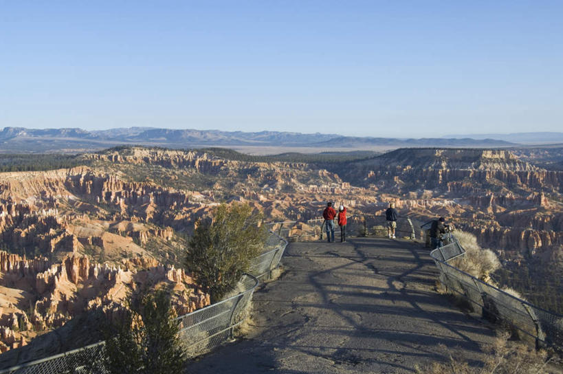 西方人,四个人,栏杆,站,走,横图,俯视,室外,白天,旅游,度假,石头,山,山脉,植物,相机,欧洲,欧洲人,阴影,服装,光线,石子,影子,山峰,围栏,山峦,娱乐,护栏,树,树木,衣服,蓝色,绿色,蓝天,天空,阳光,自然,群山,天,站着,享受,休闲,陡峭,放松,拍,服饰,生长,成长,衣着,穿着,衣饰,笔陡,峻峭,白种人,照相机,石块,岩石,步行,散步,站立,走路,半身,彩图,高角度拍摄