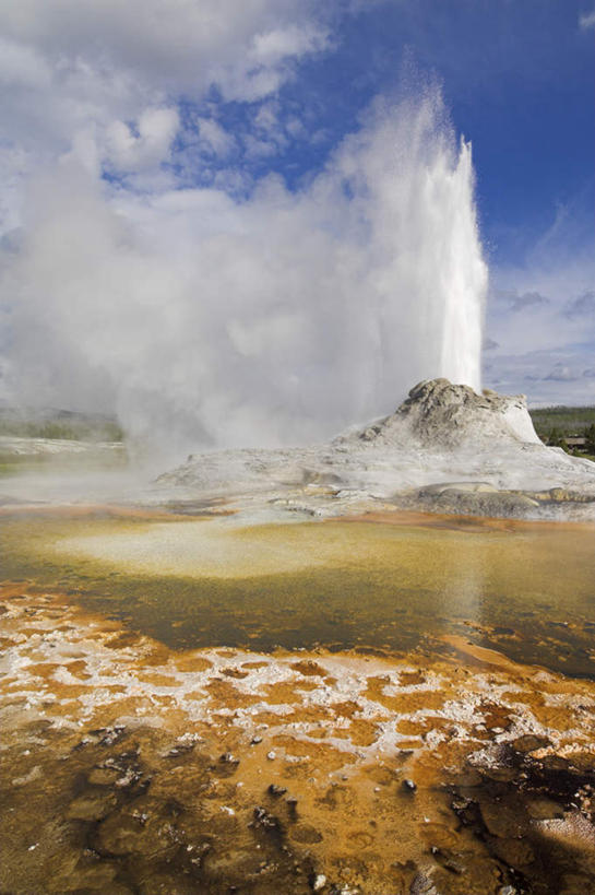 无人,公园,竖图,室外,白天,正面,旅游,度假,火山,美景,山,山脉,水,温泉,植物,雾,美国,阴影,飞溅,沸腾,溅,光线,蒸汽,液体,影子,景观,山峰,水滴,云,云朵,山峦,水蒸气,雾气,云彩,娱乐,水珠,树,树木,蓝色,绿色,白云,蓝天,天空,阳光,自然,群山,天,享受,休闲,温暖,景色,放松,泉水,生长,温和,晴朗,成长,气体,北美,北美洲,国家公园,喷洒,自然风光,美洲,爆发,黄石国家公园,蒙大拿州,黄石公园,蒸发,北亚美利加洲,亚美利加洲,蒙大拿,长空之乡,财富之州,暴发,发作,地热,活火山,死火山,休眠火山,晴空,彩图