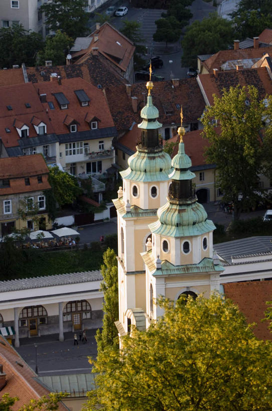 西方人,家,教堂,坐,竖图,俯视,室外,白天,旅游,度假,名胜古迹,植物,桌子,标志建筑,地标,建筑,椅子,欧洲,斯洛文尼亚,欧洲人,阴影,服装,节日,遗迹,光线,伞,瓦片,影子,雨伞,遮阳伞,房屋,屋顶,屋子,公寓,首都,许多人,顶棚,瓦,注视,休闲装,古迹,文化,文物,娱乐,阳伞,建设,古建筑,洋房,楼房,住宅,树,树木,衣服,绿色,阳光,自然,观察,看,祈祷,一群人,享受,休闲,健康,休闲服,旅游胜地,放松,许愿,宗教,建造,服饰,信仰,生长,成长,观看,纪念,祈求,察看,基督教,关注,天主教,信念,古文明,中欧,屋瓦,斯洛文尼亚共和国,卢布尔雅那,平安,男人,男性,年轻男性,年轻女性,女人,女性,白种人,坐着,彩图,高角度拍摄,全身,房子,大教堂,礼拜堂