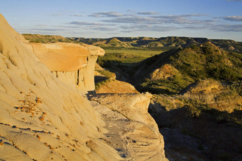 无人,横图,室外,白天,正面,旅游,度假,石头,美景,山,山脉,植物,美国,阴影,堆积,光线,石子,影子,景观,山峰,悬崖,云,云朵,山峦,云彩,娱乐,树,树木,蓝色,绿色,白云,蓝天,天空,阳光,自然,群山,天,享受,休闲,景色,放松,生长,晴朗,成长,风化,北美,北美洲,自然风光,美洲,北亚美利加洲,亚美利加洲,绝壁,北达科他,北达科他州,苏族之州,金翼啄木鸟尾之州,风蚀,石化,风蚀地貌,岩石层,石块,岩石,晴空,彩图