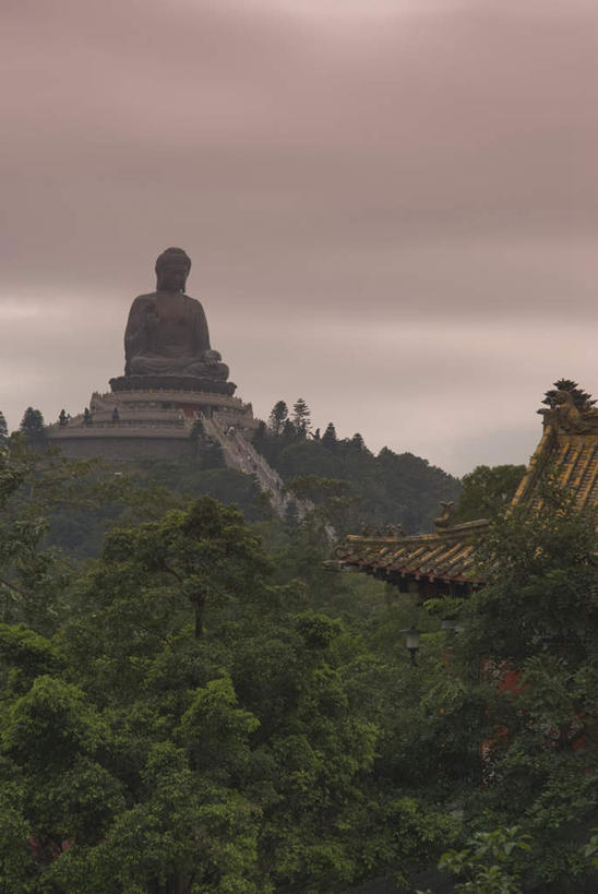 东方人,寺庙,栏杆,坐,走,竖图,俯视,室外,白天,旅游,度假,日落,植物,楼梯,标志建筑,地标,建筑,雕塑,香港,中国,亚洲,行人,游客,游人,阴影,服装,节日,艺术,装饰,光线,雕刻,雕像,扶手,影子,阶梯,晚霞,霞光,落日,许多人,燃烧,注视,休闲装,黄种人,文化,娱乐,建设,护栏,路人,旅客,台阶,树,树木,衣服,绿色,阳光,自然,黄昏,香火,工艺品,庙宇,观察,看,祈祷,一群人,享受,休闲,健康,休闲服,旅游胜地,彩霞,放松,许愿,宗教,服饰,信仰,生长,成长,观看,纪念,祈求,美术,港,察看,关注,主题,陈列,东亚,大屿山,香港特别行政区,港澳台,中华人民共和国,功能,美学,夕照,宝莲禅寺,大濠岛,荃湾区,过客,平安,男人,男性,年轻男性,年轻女性,女人,女性,亚洲人,夕阳,步行,散步,走路,坐着,彩图,高角度拍摄,全身,庙,寺,斜阳