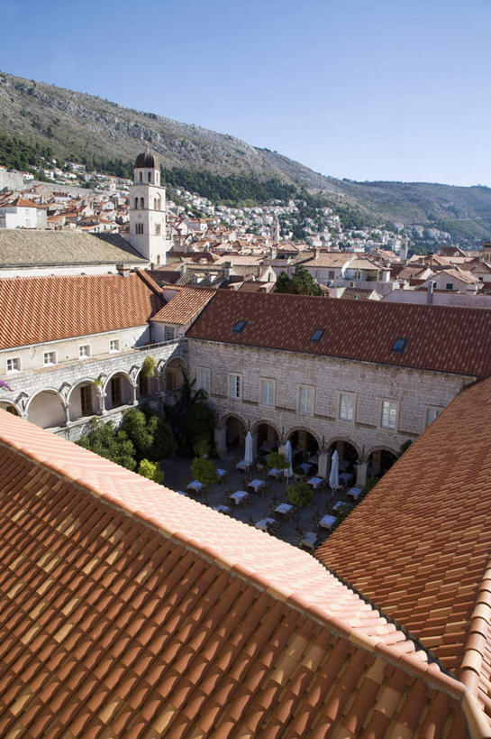 无人,家,竖图,俯视,室外,白天,旅游,度假,石头,山,山脉,植物,窗户,门,桌子,标志建筑,地标,建筑,椅子,克罗地亚,阴影,光线,石子,瓦片,影子,房屋,墙,屋顶,屋子,山顶,山峰,拱门,山峦,顶棚,瓦,娱乐,建设,楼房,玻璃窗,墙壁,墙面,住宅,树,树木,蓝色,绿色,蓝天,天空,阳光,自然,门框,群山,天,享受,休闲,旅游胜地,放松,建造,生长,晴朗,成长,屋瓦,万里无云,杜布罗夫尼克,克罗地亚共和国,拉古萨,颠峰,极峰,石块,岩石,晴空,晴空万里,彩图,高角度拍摄,房子