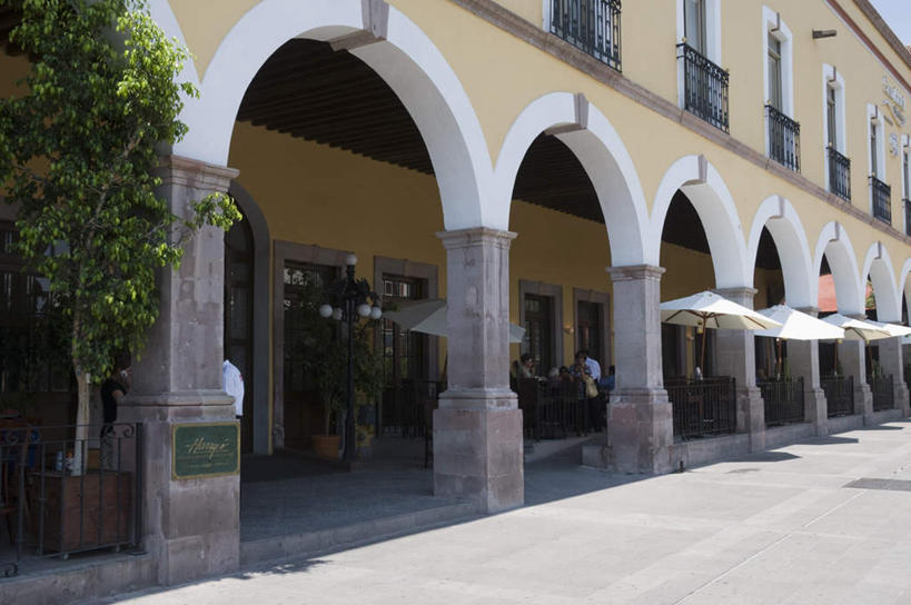 西方人,餐厅,站,坐,横图,室外,白天,正面,度假,美景,植物,餐桌,桌子,城市风光,城市,路灯,椅子,照明,墨西哥,欧洲,欧洲人,一排,阴影,服装,整齐,光线,伞,影子,雨伞,遮阳伞,景观,拱门,灯光,许多人,注视,休闲装,娱乐,阳伞,灯,树,树木,排列,衣服,绿色,阳光,自然,观察,看,站着,一群人,享受,休闲,休闲服,景色,放松,服饰,生长,成长,餐台,观看,照亮,察看,北美,北美洲,照明设备,队列,关注,美洲,北亚美利加洲,亚美利加洲,墨西哥合众国,仙人掌王国,克雷塔罗,克雷塔罗州,男人,男性,年轻男性,年轻女性,女人,女性,白种人,站立,坐着,彩图,全身,餐馆,饭店,饭馆,咖啡馆