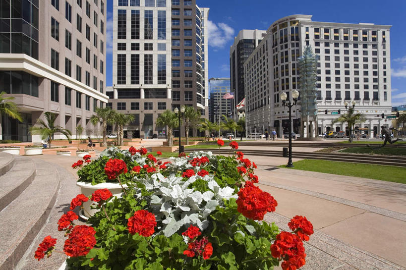 无人,横图,室外,白天,正面,旅游,度假,草地,草坪,花海,花圃,植物,窗户,楼梯,标志建筑,道路,地标,建筑,路,路灯,公路,叶子,照明,美国,阴影,盛开,光线,影子,阶梯,灯光,交通,花蕾,娱乐,建设,玻璃窗,台阶,灯,草,花,花瓣,花朵,花卉,鲜花,树,树木,蓝色,绿色,蓝天,天空,阳光,自然,花丛,花束,花田,天,花苞,花蕊,享受,休闲,旅游胜地,放松,生长,晴朗,成长,照亮,北美,北美洲,照明设备,美洲,佛罗里达,佛罗里达州,佛州,阳光州,万里无云,北亚美利加洲,亚美利加洲,橘子郡,晴空,晴空万里,马路,彩图