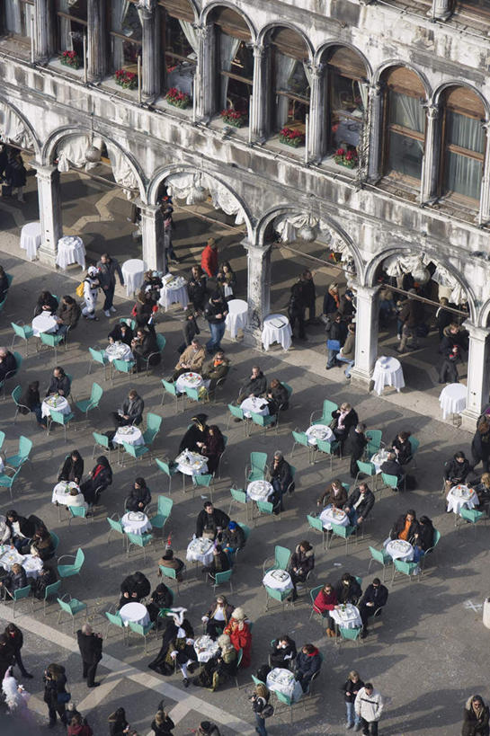 西方人,广场,站,坐,走,竖图,俯视,航拍,室外,白天,度假,美景,餐桌,桌子,城市风光,城市,椅子,意大利,欧洲,欧洲人,一排,许多,阴影,服装,整齐,光线,布料,影子,柱子,塑料,景观,拱门,很多,许多人,布纹,休闲装,娱乐,桌布,排列,衣服,阳光,餐巾,塑料制品,台布,站着,一群人,享受,休闲,休闲服,景色,放松,服饰,餐台,鸟瞰,队列,南欧,意大利共和国,饭铺,男人,男性,年轻男性,年轻女性,女人,女性,白种人,步行,散步,站立,走路,坐着,半身,彩图,高角度拍摄,饭店,饭馆,咖啡馆