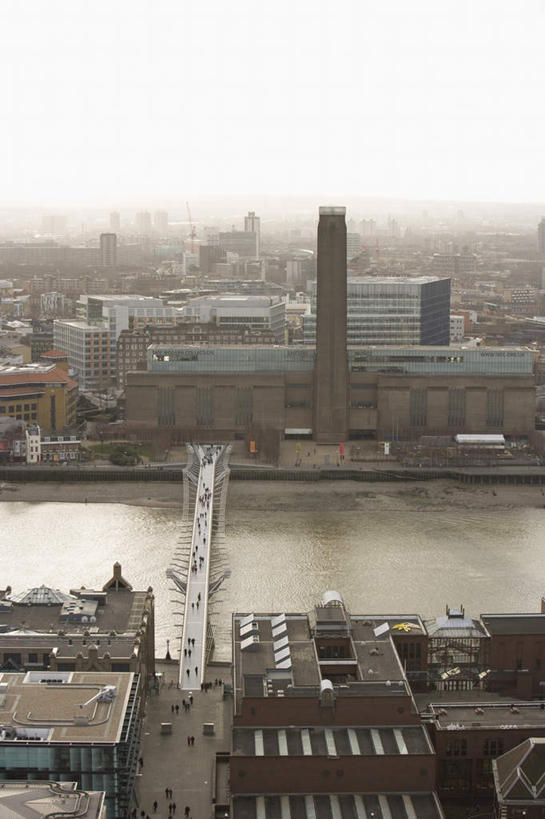 西方人,家,码头,站,竖图,室外,白天,正面,旅游,度假,河流,水,标志建筑,大桥,地标,港口,建筑,立交桥,桥梁,英国,欧洲,伦敦,欧洲人,波纹,服装,房屋,屋子,河水,水流,高架,公寓,斜拉桥,桥,涟漪,首都,许多人,注视,休闲装,娱乐,建设,洋房,楼房,住宅,衣服,蓝色,倒影,蓝天,水纹,天空,波浪,天,观察,看,站着,一群人,享受,休闲,休闲服,旅游胜地,放松,服饰,晴朗,观看,察看,倒映,西欧,关注,万里无云,水晕,雾都,反照,千禧桥,伦敦千禧桥,男人,男性,年轻男性,年轻女性,女人,女性,白种人,晴空,晴空万里,站立,彩图,全身,房子,摆渡口,埠头,渡口,渡头,港湾,海港,货运码头,口岸,商港