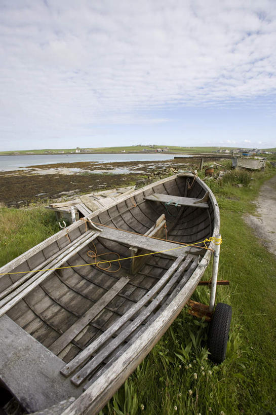 无人,竖图,室外,白天,正面,旅游,度假,草地,草坪,美景,沙滩,植物,船,英国,欧洲,一艘,停靠,阴影,光线,沙子,影子,海岸,景观,云,云朵,木船,沙地,云彩,娱乐,苏格兰,草,蓝色,绿色,白云,蓝天,天空,阳光,自然,交通工具,天,享受,休闲,景色,放松,晴朗,舟,西欧,停泊,自然风光,载具,大不列颠,大不列颠及北爱尔兰联合王国,大不列颠联合王国,日不落英帝国,苏格兰王国,奥克尼群岛,海滩,晴空,彩图