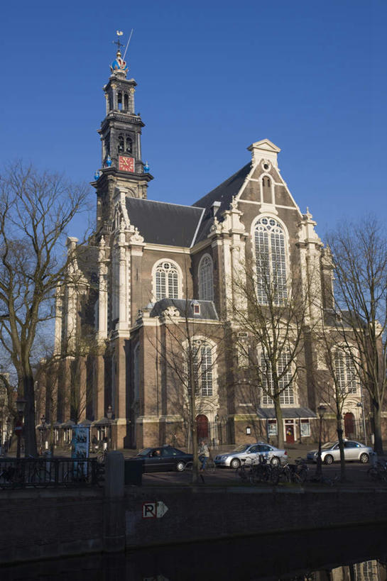 无人,教堂,竖图,室外,白天,正面,旅游,度假,名胜古迹,植物,标志建筑,道路,地标,建筑,路,公路,汽车,欧洲,荷兰,一排,阴影,节日,遗迹,整齐,时间,光线,时钟,影子,交通,首都,计时,古迹,文化,文物,娱乐,建设,古建筑,车,树,树木,排列,蓝色,绿色,蓝天,天空,阳光,自然,钟表,交通工具,轿车,天,祈祷,享受,休闲,健康,表,旅游胜地,放松,许愿,宗教,信仰,生长,晴朗,成长,纪念,祈求,基督教,西欧,队列,天主教,载具,信念,古文明,阿姆斯特丹,万里无云,塔钟,荷兰王国,尼德兰王国,西教堂,平安,钟,晴空,晴空万里,马路,彩图,大教堂,礼拜堂