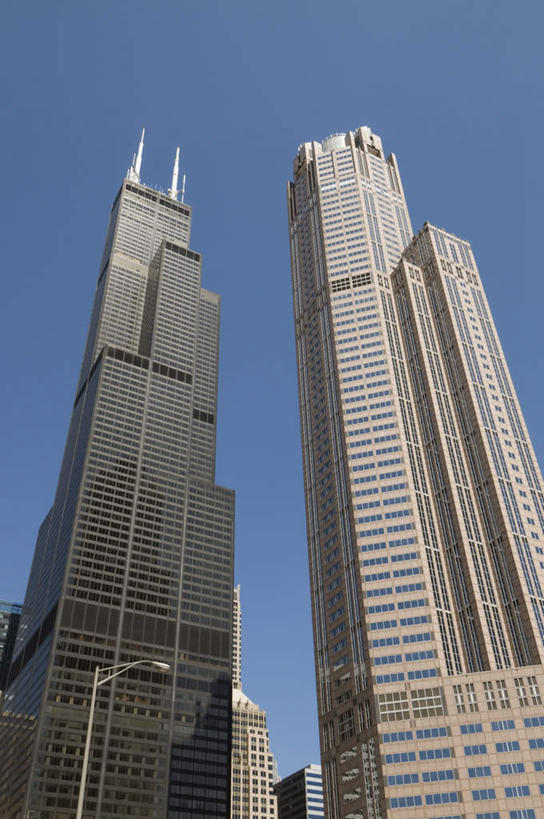 无人,高楼大厦,竖图,室外,白天,仰视,度假,美景,窗户,城市风光,城市,建筑,路灯,摩天大楼,照明,美国,一排,阴影,整齐,并列,并排,光线,影子,景观,灯光,娱乐,玻璃窗,灯,排列,蓝色,蓝天,天空,阳光,天,享受,休闲,景色,放松,晴朗,照亮,北美,北美洲,照明设备,队列,美洲,平行,伊利诺斯州,芝加哥,万里无云,世界屠猪城,巨肩之城,劳动之城,伊利诺伊,伊利诺伊州,伊利诺州,芝加哥市,芝城,林肯之地,北亚美利加洲,亚美利加洲,西尔斯大厦,希尔斯大厦,威利斯大厦,韦莱集团大厦,威利斯大楼,晴空,晴空万里,彩图,低角度拍摄,大楼,高层建筑,高楼,摩天楼
