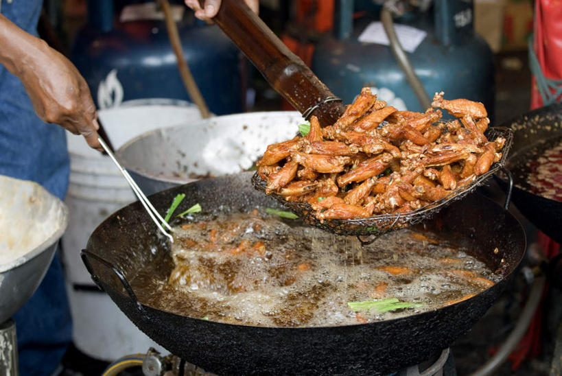 东方人,一个人,站,横图,室外,白天,正面,度假,烹饪,美景,城市风光,城市,厨具,金属制品,曼谷,泰国,亚洲,仅一个男性,仅一个人,仅一个中年男性,握,阴影,服装,光线,金属,锅子,滤器,水桶,桶,影子,勺子,景观,食用油,油炸,料理,食品,首都,拿,泰式,拿着,注视,休闲装,黄种人,娱乐,锅,菜肴,美食,泰国料理,食物,衣服,阳光,容器,观察,看,站着,享受,休闲,休闲服,景色,放松,握着,服饰,东南亚,佳肴,锅具,观看,储藏,察看,储存,关注,炸鸡,煤气罐,漏勺,垃圾食品,烹饪用具,泰王国,泰菜,泰国菜,泰式料理,男人,男性,中年男性,亚洲人,烹调用具,烹调,站立,半身,彩图,贮存