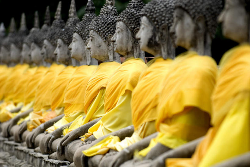 无人,寺庙,横图,室外,白天,正面,旅游,度假,标志建筑,地标,建筑,雕塑,泰国,亚洲,一排,阴影,节日,朦胧,模糊,艺术,整齐,装饰,光线,雕刻,雕像,影子,燃烧,文化,娱乐,建设,排列,阳光,香火,工艺品,庙宇,祈祷,享受,休闲,健康,旅游胜地,放松,许愿,宗教,东南亚,佛教,信仰,纪念,祈求,美术,队列,主题,陈列,泰王国,功能,美学,僧袍,释教,平安,彩图,庙,寺