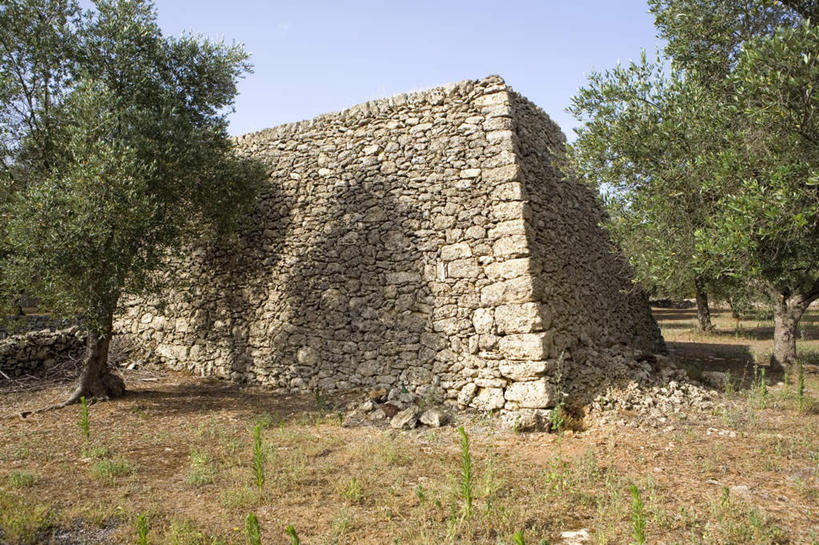 无人,横图,室外,白天,正面,旅游,度假,草地,草坪,石头,树林,植物,标志建筑,地标,建筑,意大利,欧洲,许多,阴影,堆积,光线,石子,影子,云,云朵,很多,云彩,娱乐,建设,草,树,树木,蓝色,绿色,白云,蓝天,天空,阳光,自然,天,享受,休闲,公墓,旅游胜地,放松,生长,晴朗,成长,南欧,聚集,积累,意大利共和国,聚积,义冢,沉积,堆集,莱切省,石块,岩石,晴空,彩图