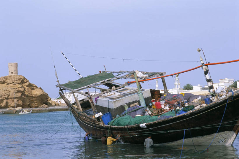 帆船,三个人,站,横图,室外,白天,旅游,度假,湖,湖泊,美景,山,山脉,水,船,阿曼,亚洲,一艘,握,阴影,波纹,服装,光线,影子,堡垒,城堡,湖面,景观,山峰,水流,水面,云,云朵,涟漪,山峦,拿,云彩,拿着,注视,休闲装,历史,娱乐,捕鱼,古代,背面,衣服,蓝色,白云,倒影,蓝天,水纹,天空,阳光,自然,绳子,交通工具,波浪,湖水,群山,天,观察,看,站着,享受,休闲,休闲服,景色,放松,握着,服饰,渔网,晴朗,观看,绳索,渔具,察看,倒映,打鱼,要塞,关注,抓捕,自然风光,载具,西亚,捕捞,鱼网,拉网,捕捞工具,水晕,古远,阿曼苏丹国,反照,设防,男人,男性,中年男性,阿拉伯人,白种人,亚洲人,晴空,站立,半身,彩图