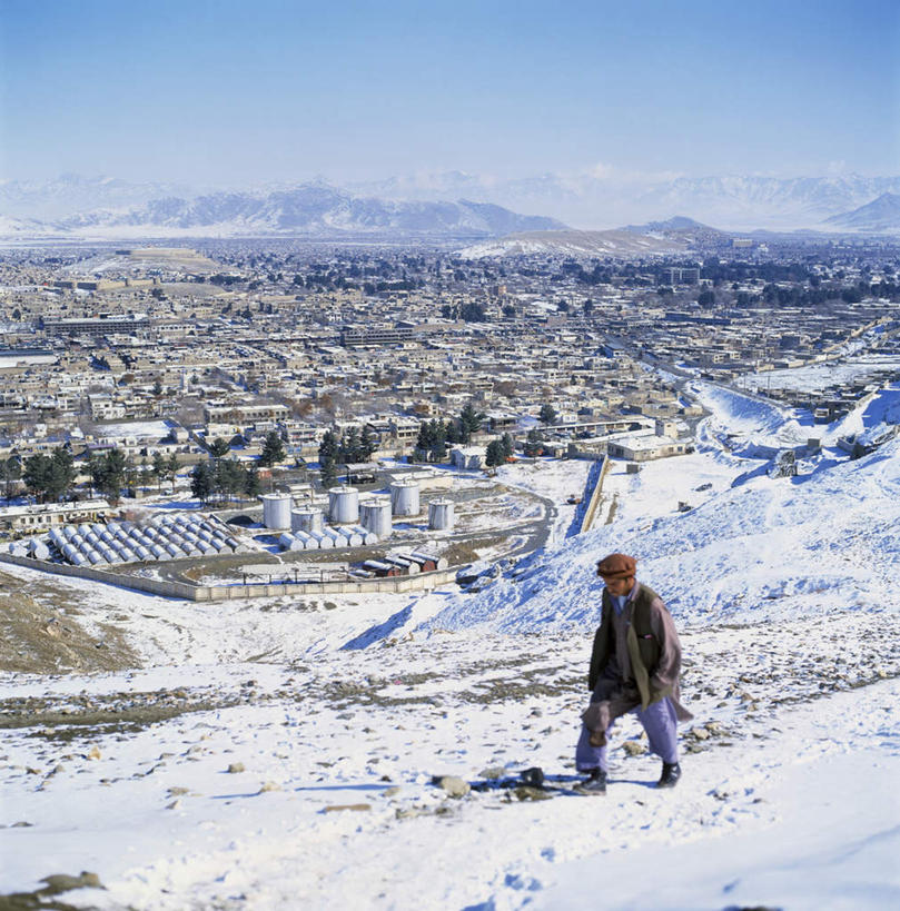 一个人,家,站,竖图,室外,白天,正面,度假,石头,美景,山,雪,雪山,植物,大雪,城市风光,城市,阿富汗,亚洲,仅一个男性,仅一个人,阴影,服装,光线,石子,影子,房屋,屋子,冰,积雪,景观,山峰,雪景,云,云朵,冬季,冬天,山峦,云彩,注视,休闲装,娱乐,楼房,住宅,树,树木,排列,仅一个年轻男性,衣服,蓝色,绿色,白云,蓝天,天空,阳光,自然,天,低头,观察,看,站着,享受,休闲,休闲服,景色,放松,寒冷,服饰,生长,晴朗,成长,观看,察看,冰冷,关注,西亚,严寒,冰凉,酷寒,凛冽,凛凛,极冷,摆列,阿富汗伊斯兰国,喀布尔,男人,男性,年轻男性,亚洲人,印度人,石块,岩石,晴空,站立,彩图,全身,房子,布列,分列