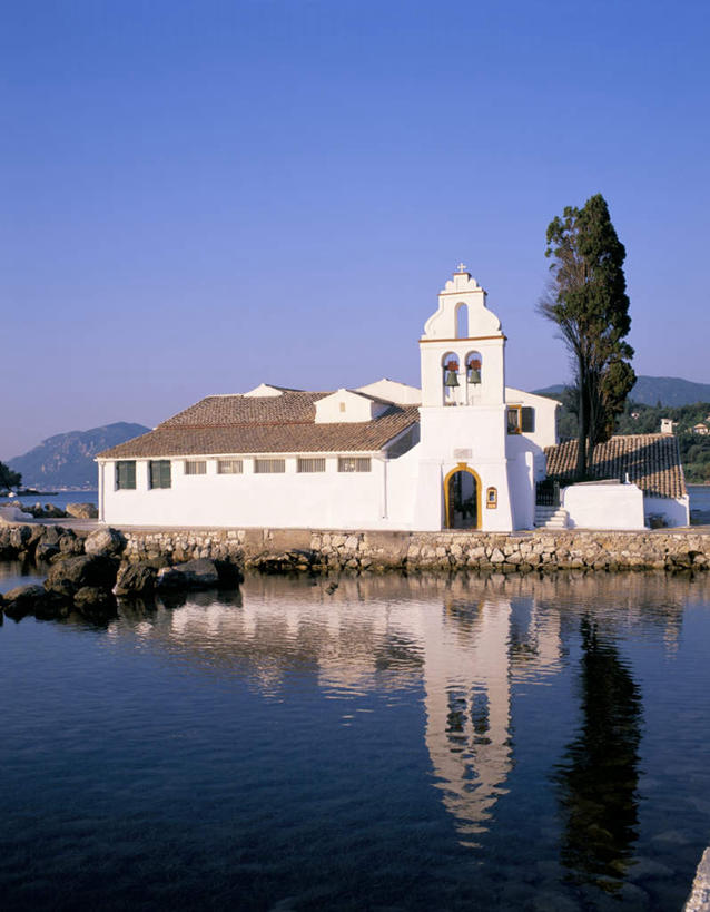 无人,家,竖图,室外,白天,正面,旅游,度假,岛屿,河流,水,植物,标志建筑,地标,建筑,希腊,欧洲,阴影,波纹,节日,光线,影子,房屋,屋子,岛,河水,水流,涟漪,文化,娱乐,建设,楼房,住宅,树,树木,蓝色,绿色,倒影,蓝天,水纹,天空,阳光,自然,波浪,天,祈祷,享受,休闲,健康,旅游胜地,放松,许愿,宗教,信仰,生长,晴朗,成长,纪念,祈求,倒映,基督教,天主教,修道院,信念,希腊共和国,万里无云,水晕,反照,神学院,修院,隐修院,平安,列岛,群岛,诸岛,晴空,晴空万里,彩图,房子