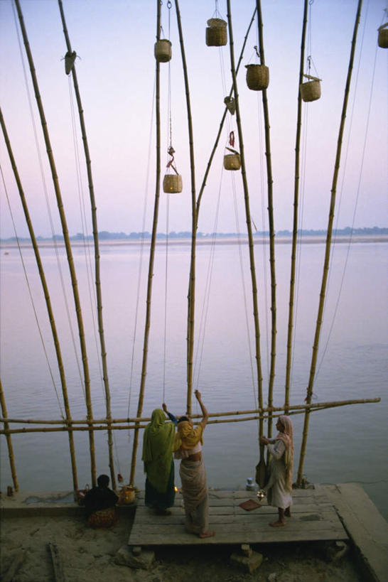 四个人,码头,站,坐,竖图,室外,白天,度假,湖,湖泊,美景,水,城市风光,城市,港口,照明,印度,亚洲,许多,吊挂,悬挂,阴影,波纹,服装,节日,光线,灯笼,影子,纸灯笼,湖面,景观,水流,水面,云,云朵,涟漪,很多,挂,云彩,注视,休闲装,文化,娱乐,竹竿,背面,衣服,蓝色,白云,倒影,蓝天,水纹,天空,阳光,灯具,波浪,湖水,天,观察,看,祈祷,站着,享受,休闲,健康,休闲服,景色,放松,许愿,宗教,服饰,信仰,晴朗,观看,纪念,祈求,照亮,察看,倒映,照明设备,关注,南亚,印度共和国,水晕,北方邦,反照,瓦拉纳西,贝拿勒斯,平安,女人,女性,中年女性,亚洲人,印度人,晴空,站立,坐着,彩图,全身,摆渡口,埠头,渡口,渡头,港湾,海港,货运码头,口岸,商港