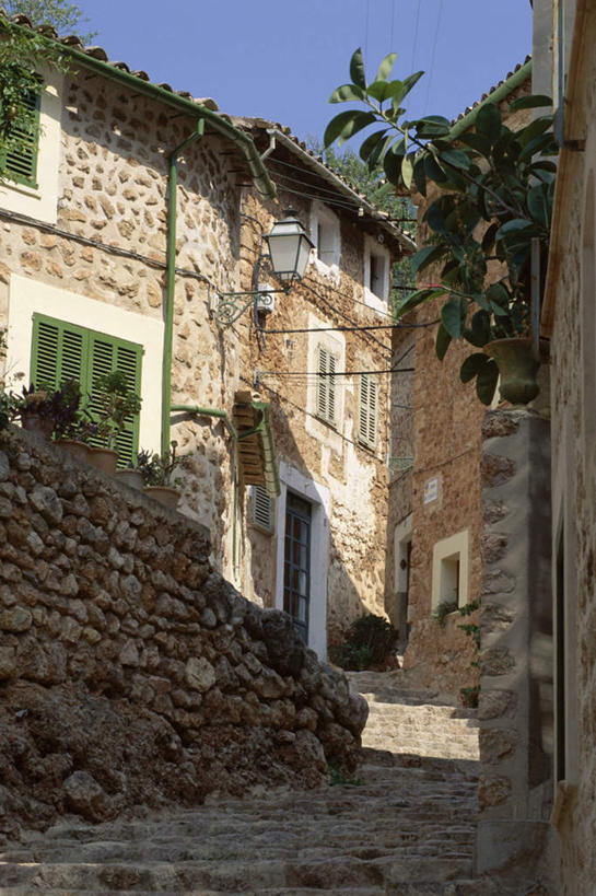无人,家,竖图,室外,白天,仰视,度假,美景,植物,窗户,城市风光,城市,道路,路,西班牙,欧洲,阴影,光线,影子,房屋,墙,屋子,景观,公寓,小路,交通,娱乐,洋房,楼房,玻璃窗,墙壁,墙面,住宅,树,树木,蓝色,绿色,蓝天,天空,阳光,自然,天,享受,休闲,景色,放松,生长,晴朗,成长,南欧,万里无云,马略卡岛,西班牙王国,巴利阿里群岛,马略卡,晴空,晴空万里,彩图,低角度拍摄,房子
