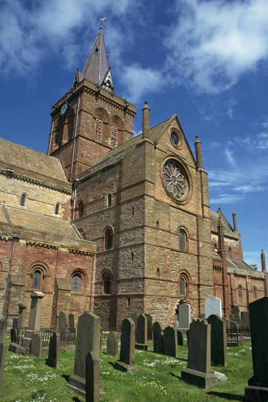 无人,教堂,栏杆,竖图,室外,白天,仰视,旅游,度假,草地,草坪,植物,窗户,门,标志建筑,地标,建筑,英国,欧洲,一排,许多,阴影,节日,整齐,光线,影子,墙,屋顶,云,云朵,围栏,很多,云彩,顶棚,文化,娱乐,建设,护栏,苏格兰,玻璃窗,墙壁,墙面,草,排列,蓝色,绿色,白云,蓝天,天空,阳光,墓碑,门框,天,祈祷,享受,休闲,健康,旅游胜地,放松,许愿,宗教,信仰,晴朗,纪念,祈求,西欧,队列,大不列颠,信念,大不列颠及北爱尔兰联合王国,首府,大不列颠联合王国,日不落英帝国,苏格兰王国,奥克尼群岛,柯克沃尔,平安,晴空,彩图,低角度拍摄,大教堂,礼拜堂