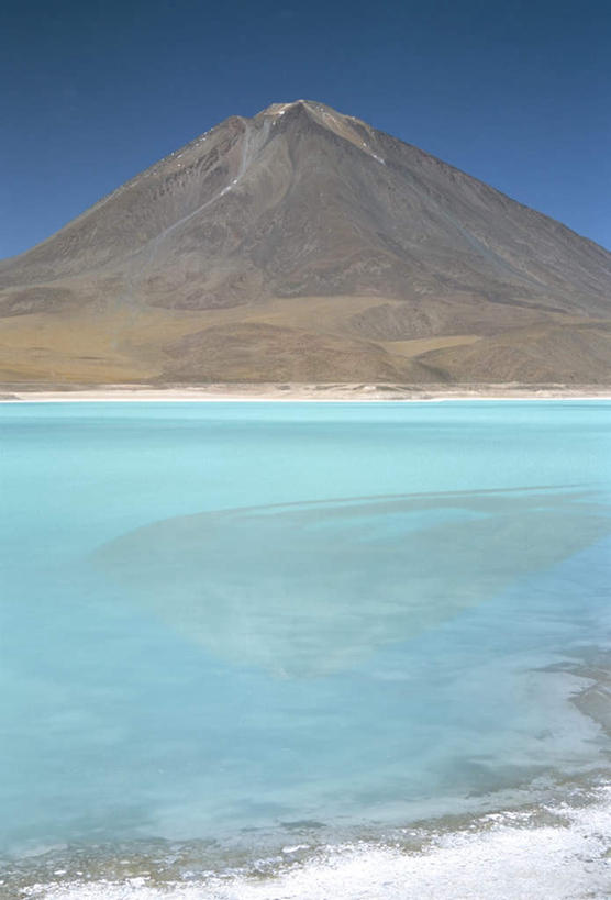 无人,竖图,室外,白天,正面,旅游,度假,湖,湖泊,石头,美景,沙滩,山,山脉,水,玻利维亚,阴影,波纹,光线,沙子,石子,影子,河岸,河滩,湖面,景观,山峰,水流,水面,涟漪,沙地,山峦,娱乐,蓝色,倒影,蓝天,水纹,天空,阳光,自然,波浪,湖水,群山,天,享受,休闲,景色,南美,放松,晴朗,南美洲,倒映,拉丁美洲,自然风光,美洲,万里无云,水晕,亚美利加洲,南亚美利加洲,玻利维亚多民族国,反照,石块,岩石,晴空,晴空万里,彩图