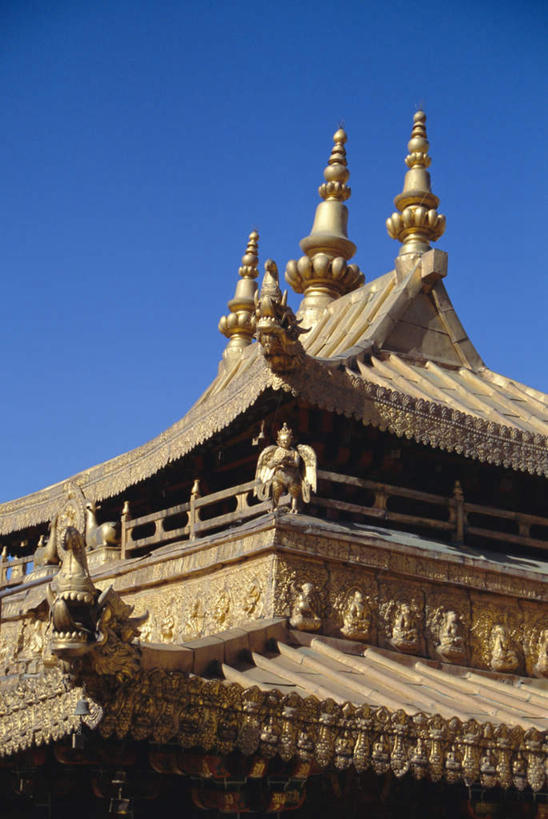无人,寺庙,栏杆,露台,竖图,室外,白天,仰视,旅游,度假,阳台,标志建筑,地标,建筑,雕塑,中国,亚洲,阴影,节日,艺术,装饰,光线,雕刻,雕像,扶手,影子,屋顶,走道,走廊,过道,燃烧,顶棚,文化,娱乐,建设,护栏,拉萨,西藏,蓝色,蓝天,天空,阳光,香火,工艺品,庙宇,天,祈祷,享受,休闲,健康,旅游胜地,放松,许愿,宗教,信仰,晴朗,纪念,祈求,美术,主题,藏,陈列,东亚,西藏自治区,八角街,万里无云,首府,中华人民共和国,大昭寺,西南地区,功能,美学,拉萨市,八廓街,平安,晴空,晴空万里,彩图,低角度拍摄,露天阳台,庙,寺