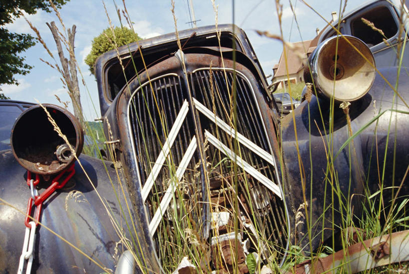 无人,横图,室外,白天,仰视,草地,草坪,植物,汽车,法国,欧洲,一辆,废弃,阴影,光线,影子,云,云朵,云彩,车,草,蓝色,绿色,白云,蓝天,天空,阳光,交通工具,轿车,天,晴朗,载具,法兰西共和国,法兰西第五共和国,废除,晴空,彩图,低角度拍摄