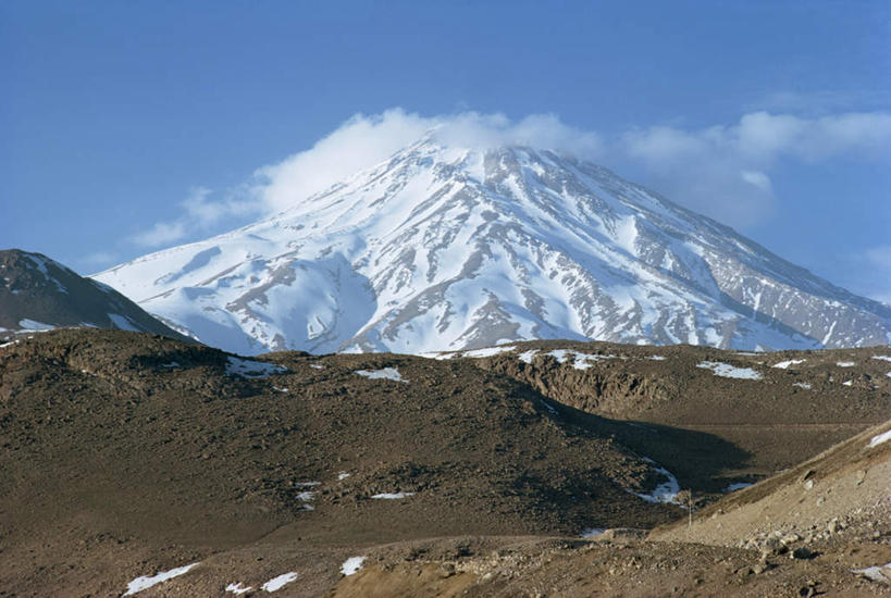 无人,横图,室外,白天,正面,旅游,度假,火山,石头,美景,山,雪,雪山,大雪,伊朗,亚洲,阴影,光线,石子,影子,冰,积雪,景观,山顶,山峰,雪景,云,云朵,冬季,冬天,山峦,云彩,娱乐,蓝色,白云,蓝天,天空,阳光,自然,天,享受,休闲,景色,放松,寒冷,晴朗,冰冷,自然风光,西亚,严寒,冰凉,酷寒,凛冽,凛凛,极冷,颠峰,极峰,伊朗伊斯兰共和国,活火山,石块,死火山,休眠火山,岩石,晴空,彩图