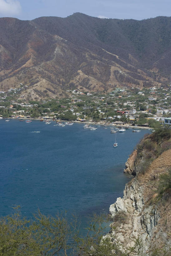 无人,家,竖图,俯视,航拍,室外,白天,度假,海浪,海洋,石头,美景,沙滩,山,山脉,植物,城市风光,城市,轮船,船,美国,阴影,光线,沙子,石子,影子,房屋,屋子,海岸,景观,浪花,山峰,云,云朵,木船,沙地,山峦,首都,两艘,云彩,娱乐,楼房,住宅,树,树木,排列,蓝色,绿色,白云,蓝天,天空,阳光,自然,海水,交通工具,群山,天,享受,休闲,景色,放松,生长,晴朗,成长,北美,舟,北美洲,鸟瞰,载具,美洲,海景,华盛顿特区,首府,华盛顿哥伦比亚特区,华府,北亚美利加洲,亚美利加洲,哥伦比亚特区,摆列,圣玛尔塔,大海,风浪,海,海水的波动,海滩,近岸浪,石块,岩石,涌浪,晴空,彩图,高角度拍摄,房子,布列,分列