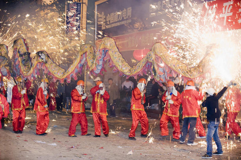 东方人,站,走,举,横图,室外,夜晚,正面,民族服装,度假,成功,美景,植物,城市风光,城市,烟火,中国,亚洲,表演,阴影,朦胧,模糊,光线,龙,火焰,影子,景观,许多人,燃烧,注视,黄种人,娱乐,树,树木,绿色,自然,焰火,点燃,观察,看,托,站着,一群人,享受,休闲,景色,放松,生长,成长,观看,火光,察看,高贵,关注,图腾,礼花,传说,东亚,贵州,贵州省,中华人民共和国,黔,西南地区,花炮,礼花炮,祥瑞,灵兽,权势,尊荣,幸运,男人,男性,年轻男性,年轻女性,女人,女性,亚洲人,烟花,步行,举起,举手,举着,散步,向上举,向上伸,向上托,站立,走路,彩图,全身,传统服装,民俗服