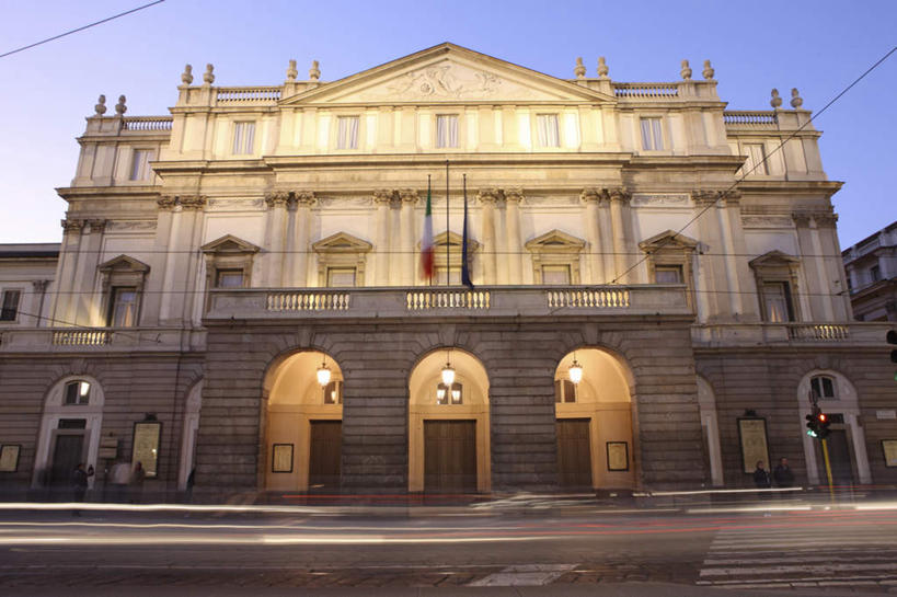 无人,家,露台,横图,室外,夜晚,仰视,度假,安全,美景,日落,城市风光,城市,道路,路,路灯,公路,旗帜,照明,意大利,欧洲,阴影,装饰,光线,影子,房屋,屋子,景观,晚霞,霞光,落日,公寓,拱门,红绿灯,灯光,信号灯,交通,娱乐,旗子,洋房,楼房,吊灯,住宅,灯,蓝色,蓝天,天空,阳光,黄昏,灯具,天,享受,休闲,景色,彩霞,放松,警示,晴朗,华丽,修饰,照亮,点缀,照明设备,南欧,提示,流通,伦巴第大区,交通信号灯,万里无云,斯卡拉剧院,意大利共和国,行人信号灯,伦巴第,衬托,美观,雅致,雅观,旌旗,旗号,夕照,米兰省,晴空,晴空万里,夕阳,马路,彩图,低角度拍摄,房子,晒台,天台,眺望台,斜阳