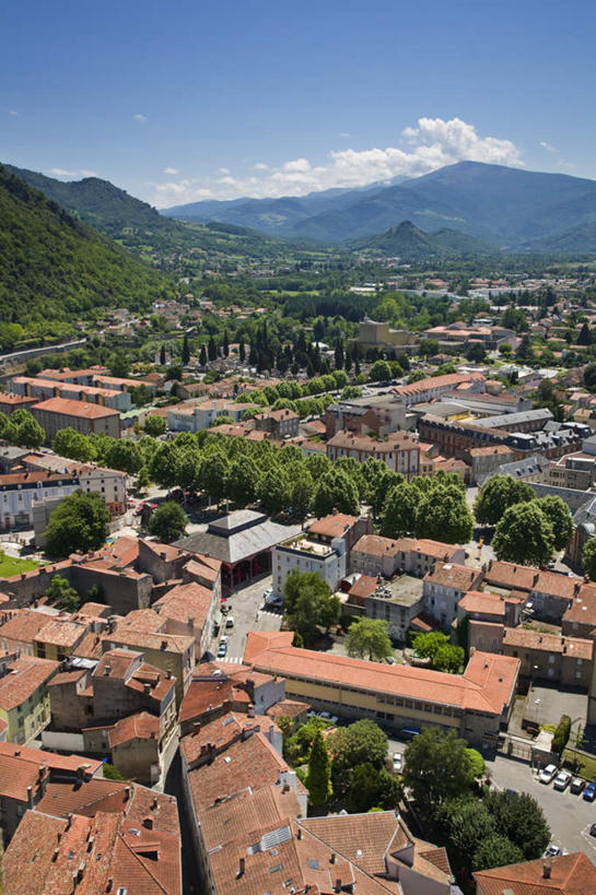 无人,家,竖图,俯视,室外,白天,度假,美景,山,山脉,植物,城市风光,城市,法国,欧洲,阴影,光线,影子,房屋,屋子,景观,山峰,云,云朵,山峦,云彩,娱乐,楼房,住宅,树,树木,排列,蓝色,绿色,白云,蓝天,天空,阳光,自然,群山,天,享受,休闲,景色,放松,生长,晴朗,成长,法兰西共和国,法兰西第五共和国,摆列,南部.比利牛斯,阿列日省,南部.比利牛斯大区,晴空,彩图,高角度拍摄,房子,布列,分列