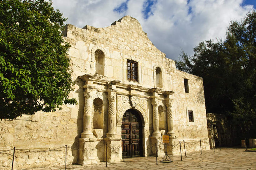 无人,家,栏杆,横图,室外,白天,仰视,旅游,度假,草地,草坪,植物,别墅,窗户,门,标志建筑,城市,地标,建筑,美国,阴影,光线,影子,房屋,墙,屋子,云,云朵,公寓,围栏,云彩,历史,娱乐,建设,洋房,护栏,楼房,玻璃窗,墙壁,墙面,住宅,草,树,树木,古代,蓝色,绿色,白云,蓝天,天空,阳光,自然,门框,天,享受,休闲,旅游胜地,放松,生长,晴朗,成长,北美,北美洲,德克萨斯州,美洲,德克萨斯,圣安东尼奥,得州,德州,得克萨斯州,孤星之州,北亚美利加洲,亚美利加洲,圣安东尼,圣安东尼奥市,古远,晴空,彩图,低角度拍摄,房子