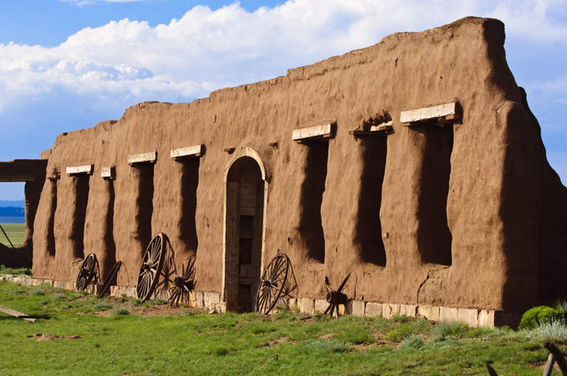 无人,横图,室外,白天,正面,旅游,度假,草地,草坪,名胜古迹,植物,窗户,门,标志建筑,城市,地标,建筑,美国,阴影,遗迹,光线,影子,堡垒,城堡,墙,云,云朵,云彩,古迹,历史,文物,娱乐,建设,古建筑,玻璃窗,废墟,墙壁,墙面,草,古代,蓝色,绿色,白云,蓝天,天空,阳光,车轮,门框,天,享受,休闲,旅游胜地,放松,晴朗,北美,北美洲,要塞,美洲,古文明,新墨西哥,首府,新墨西哥州,北亚美利加洲,亚美利加洲,迷人之地,迷人之州,圣达菲,圣塔菲,桑塔菲,古远,设防,晴空,彩图