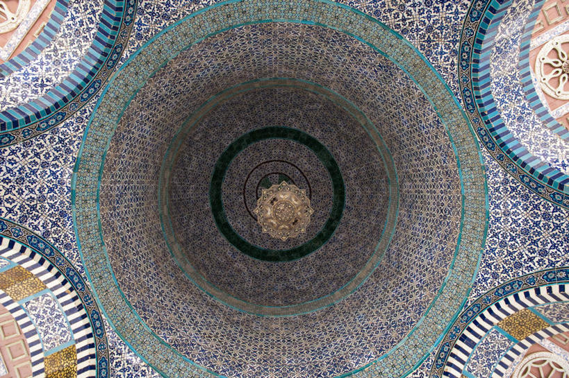 无人,寺庙,横图,室内,白天,仰视,旅游,度假,名胜古迹,标志建筑,地标,建筑,照明,巴勒斯坦,亚洲,阴影,节日,遗迹,装饰,光线,影子,屋顶,灯光,首都,燃烧,顶棚,古迹,文化,文物,娱乐,建设,古建筑,吊灯,灯,一个,阳光,香火,灯具,庙宇,祈祷,享受,休闲,健康,旅游胜地,放松,许愿,宗教,信仰,单个,纪念,华丽,修饰,祈求,照亮,点缀,照明设备,西亚,古文明,衬托,美观,雅致,雅观,巴勒斯坦国,耶路撒冷,岩石清真寺,圆顶清真寺,平安,彩图,低角度拍摄,庙,寺