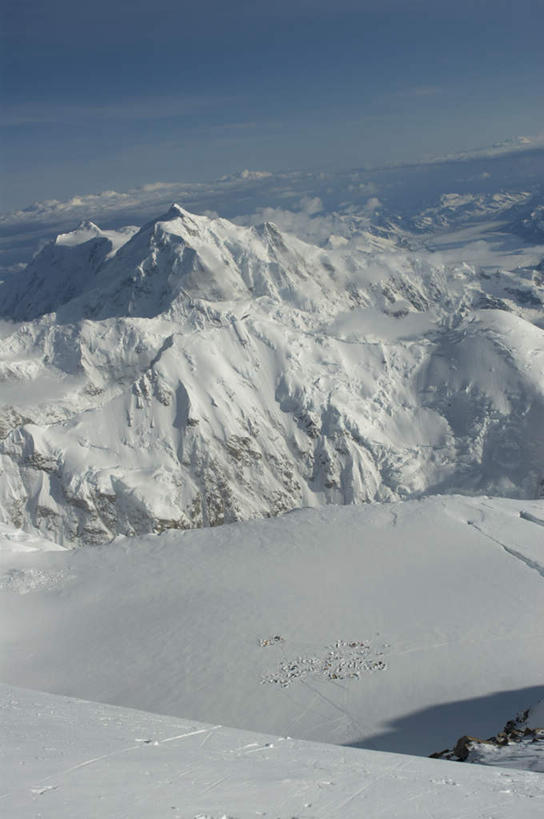无人,竖图,俯视,室外,白天,旅游,度假,石头,美景,山,雪,雪山,大雪,美国,阴影,光线,石子,影子,冰,积雪,景观,山峰,雪景,云,云朵,冬季,冬天,山峦,云彩,娱乐,蓝色,白云,蓝天,天空,阳光,自然,天,享受,休闲,景色,放松,寒冷,晴朗,连绵,冰冷,北美,北美洲,国家公园,绵延,自然风光,美洲,阿拉斯加,阿拉斯加州,北亚美利加洲,亚美利加洲,严寒,冰凉,酷寒,凛冽,凛凛,极冷,最后的边疆,午夜阳光之地,德纳里国家公园,绵亘,石块,岩石,晴空,彩图,高角度拍摄
