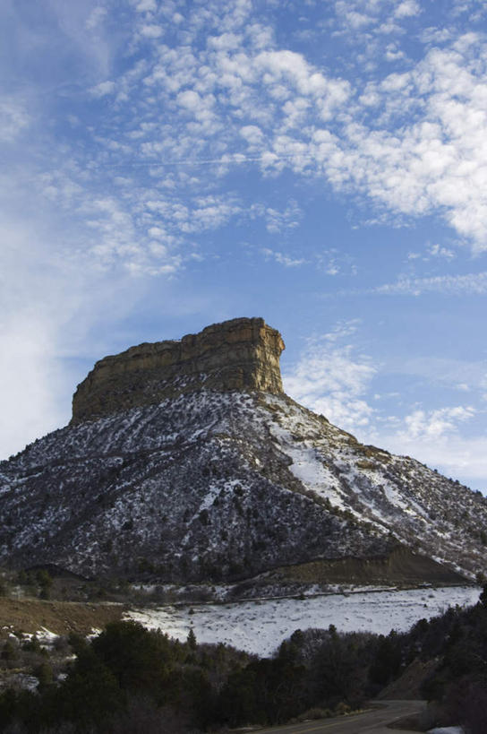 无人,公园,竖图,室外,白天,仰视,旅游,度假,石头,美景,山,山脉,美国,阴影,光线,石子,影子,景观,山峰,云,云朵,山峦,云彩,娱乐,蓝色,白云,蓝天,天空,阳光,自然,群山,天,享受,休闲,景色,放松,晴朗,北美,北美洲,国家公园,自然风光,美洲,科罗拉多州,科罗拉多,弗德台地国家公园,梅萨维德国家公园,北亚美利加洲,亚美利加洲,百年州,弗德台地,梅萨维德,石块,岩石,晴空,彩图,低角度拍摄