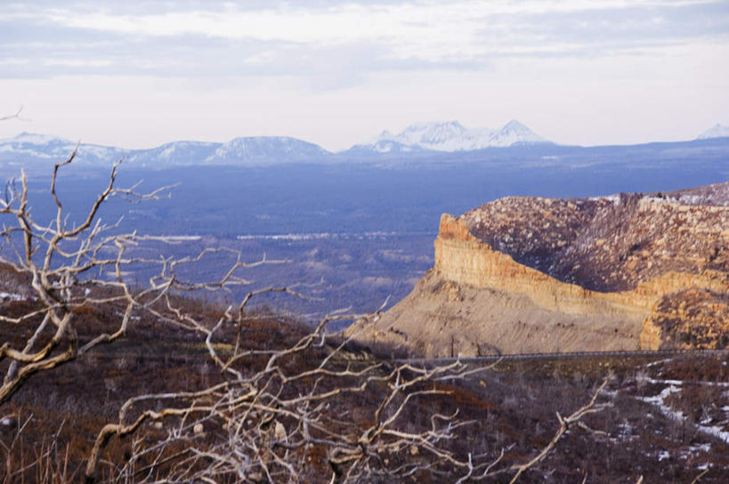 无人,公园,横图,俯视,室外,白天,旅游,度假,石头,美景,山,山脉,植物,美国,阴影,光线,石子,影子,景观,山峰,云,云朵,枝条,山峦,云彩,娱乐,树,树木,树枝,蓝色,白云,蓝天,天空,阳光,自然,群山,天,享受,休闲,景色,放松,晴朗,北美,北美洲,国家公园,自然风光,美洲,科罗拉多州,科罗拉多,弗德台地国家公园,梅萨维德国家公园,北亚美利加洲,亚美利加洲,百年州,虬枝,枝杈,弗德台地,梅萨维德,石块,岩石,晴空,彩图,高角度拍摄