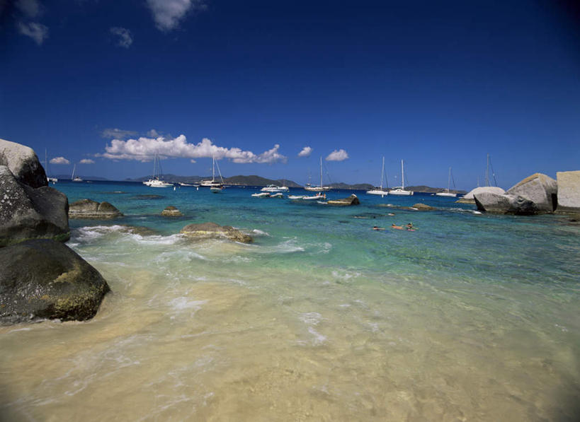 帆船,无人,横图,室外,白天,正面,旅游,度假,海浪,海洋,石头,美景,船,加勒比海,阴影,光线,石子,影子,景观,浪花,云,云朵,云彩,娱乐,蓝色,白云,蓝天,天空,阳光,自然,海水,交通工具,天,享受,休闲,景色,南美,放松,晴朗,南美洲,拉丁美洲,自然风光,载具,美洲,海景,英属维尔京群岛,维京群岛,亚美利加洲,南亚美利加洲,维尔京戈尔达岛,英属处女群岛,大海,风浪,海,海水的波动,近岸浪,石块,岩石,涌浪,晴空,彩图