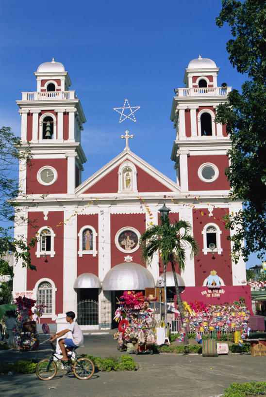 西方人,儿童,一个人,教堂,竖图,室外,白天,仰视,旅游,度假,纯洁,植物,标志建筑,地标,建筑,自行车,欧洲,菲律宾,欧洲人,亚洲,仅一个男性,仅一个人,一辆,握,阴影,服装,节日,装饰,光线,影子,云,云朵,云彩,注视,休闲装,文化,娱乐,货摊,建设,货物,车,脚踏车,树,树木,小孩,骑,衣服,蓝色,绿色,白云,蓝天,天空,阳光,自然,交通工具,天,观察,看,祈祷,仅一个小孩,骑车,享受,休闲,健康,休闲服,旅游胜地,放松,可爱,童年,童趣,握着,许愿,宗教,服饰,东南亚,信仰,生长,晴朗,成长,观看,纪念,华丽,修饰,祈求,点缀,察看,关注,载具,童真,信念,烂漫,无邪,衬托,美观,雅致,雅观,菲律宾共和国,米沙鄢,米沙鄢群岛,班乃岛,平安,天真,男孩,男人,男性,白种人,孩子,晴空,彩图,低角度拍摄,全身,大教堂,礼拜堂,男生