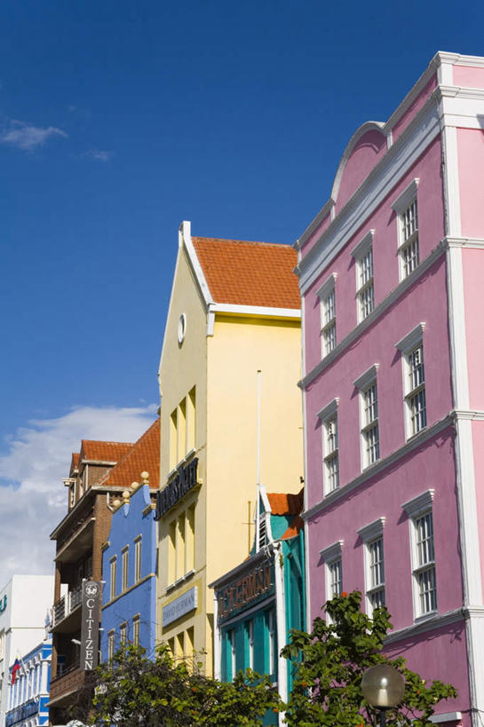 无人,家,竖图,室外,白天,仰视,度假,美景,植物,窗户,城市风光,城市,一排,阴影,整齐,光线,影子,百叶窗,房屋,墙,屋子,景观,云,云朵,公寓,云彩,娱乐,洋房,楼房,墙壁,墙面,住宅,树,树木,排列,蓝色,绿色,白云,蓝天,天空,阳光,自然,天,享受,休闲,景色,南美,放松,生长,晴朗,成长,南美洲,西印度群岛,拉丁美洲,队列,美洲,荷属安的列斯群岛,威廉斯塔德,亚美利加洲,南亚美利加洲,库拉索岛,晴空,彩图,低角度拍摄,房子