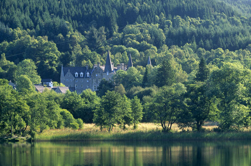 无人,横图,俯视,室外,白天,旅游,度假,湖,湖泊,山,山脉,水,植物,标志建筑,地标,建筑,英国,欧洲,阴影,波纹,朦胧,模糊,光线,影子,堡垒,城堡,湖面,山峰,水流,水面,涟漪,山峦,娱乐,建设,苏格兰,树,树木,绿色,倒影,水纹,阳光,自然,波浪,湖水,群山,享受,休闲,旅游胜地,放松,生长,成长,倒映,西欧,要塞,大不列颠,大不列颠及北爱尔兰联合王国,水晕,大不列颠联合王国,日不落英帝国,苏格兰王国,反照,设防,罗蒙湖,洛蒙德湖,彩图,高角度拍摄