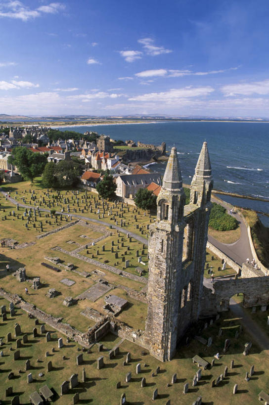 无人,家,教堂,竖图,俯视,航拍,室外,白天,旅游,度假,草地,草坪,海浪,海洋,名胜古迹,沙滩,植物,标志建筑,地标,建筑,英国,欧洲,一排,阴影,节日,遗迹,整齐,光线,沙子,影子,房屋,屋子,海岸,浪花,云,云朵,沙地,云彩,古迹,文化,文物,娱乐,建设,古建筑,楼房,苏格兰,废墟,住宅,草,树,树木,排列,蓝色,绿色,白云,蓝天,天空,阳光,自然,海水,墓碑,天,祈祷,享受,休闲,墓地,健康,旅游胜地,放松,许愿,宗教,信仰,生长,晴朗,成长,纪念,祈求,基督教,西欧,鸟瞰,队列,天主教,大不列颠,海景,信念,古文明,大不列颠及北爱尔兰联合王国,大不列颠联合王国,日不落英帝国,苏格兰王国,圣安德鲁斯,圣安德鲁斯大教堂,平安,大海,风浪,海,海水的波动,海滩,近岸浪,涌浪,晴空,彩图,高角度拍摄,房子,大教堂,礼拜堂